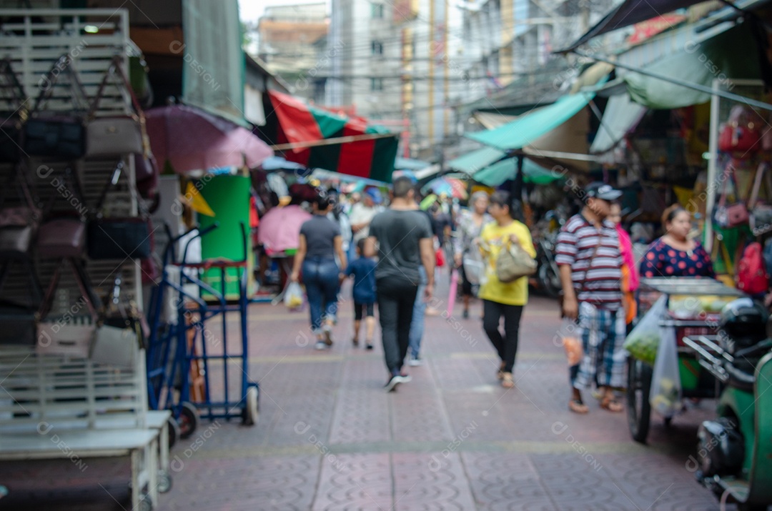Imagem desfocada de pessoas andando no mercado Bangkok Tailândia.