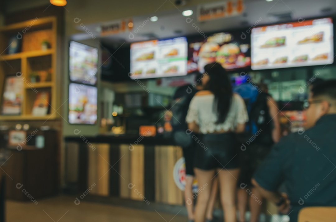 Pessoas desfocadas pedem comida na loja. Use como imagem de fundo.