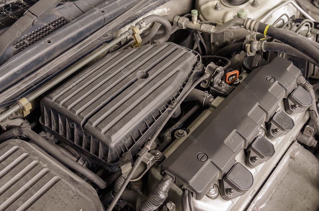 motor de carro sujo na garagem.