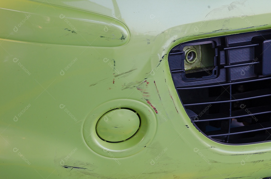 Acidente de carro, arranhões na pintura do para-choque dianteiro.