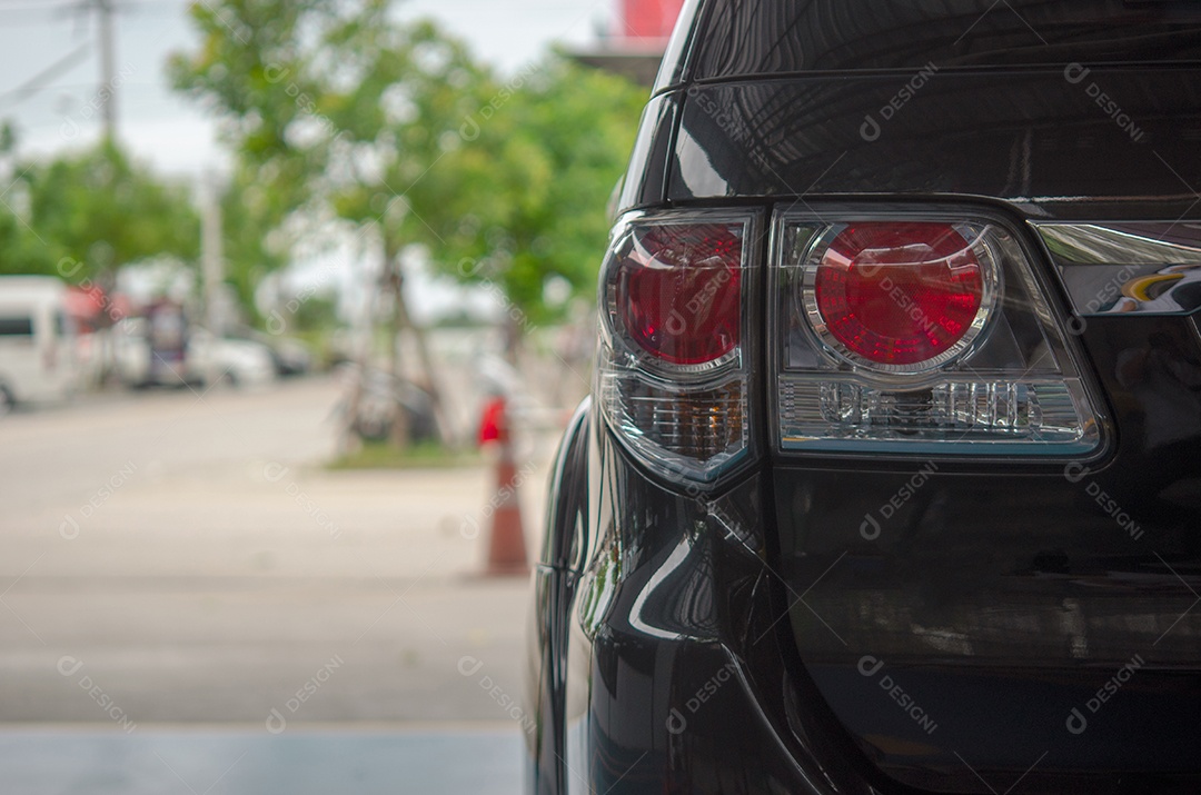 Vista de um traseira da luz de um carro moderno preto