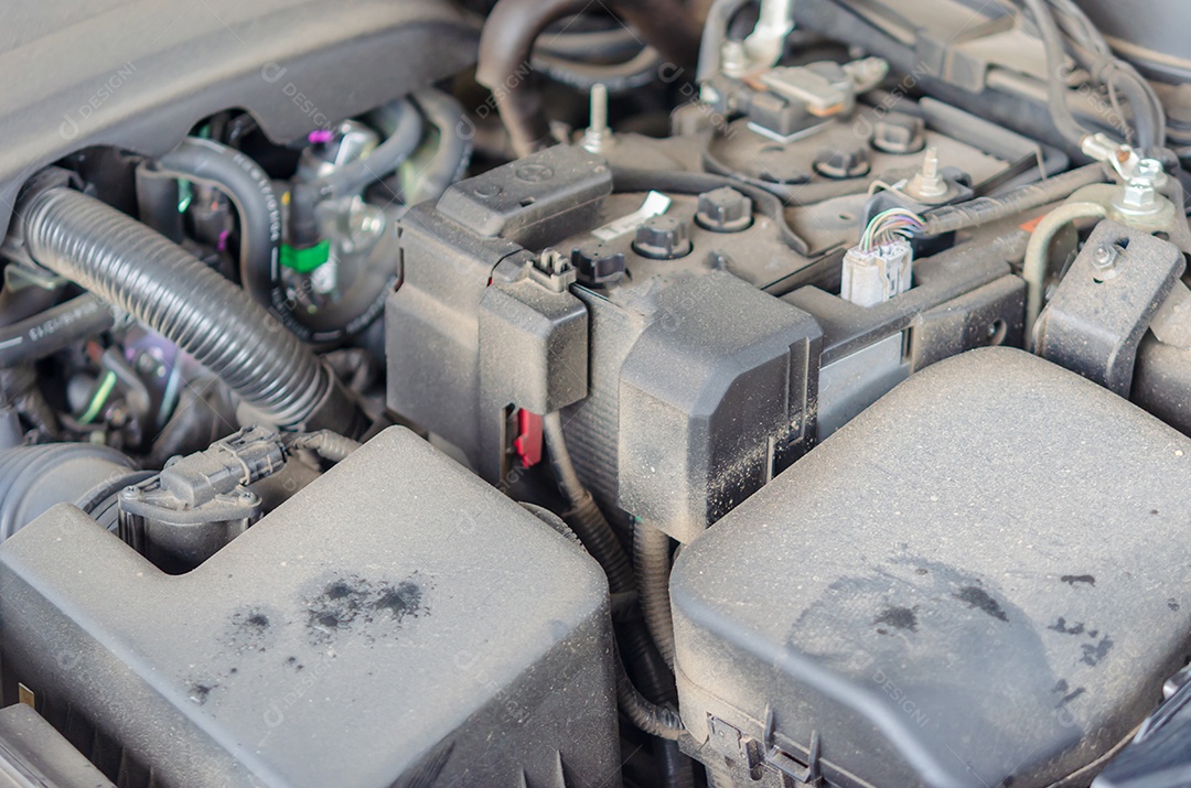 Motor de carro sujo na garagem.