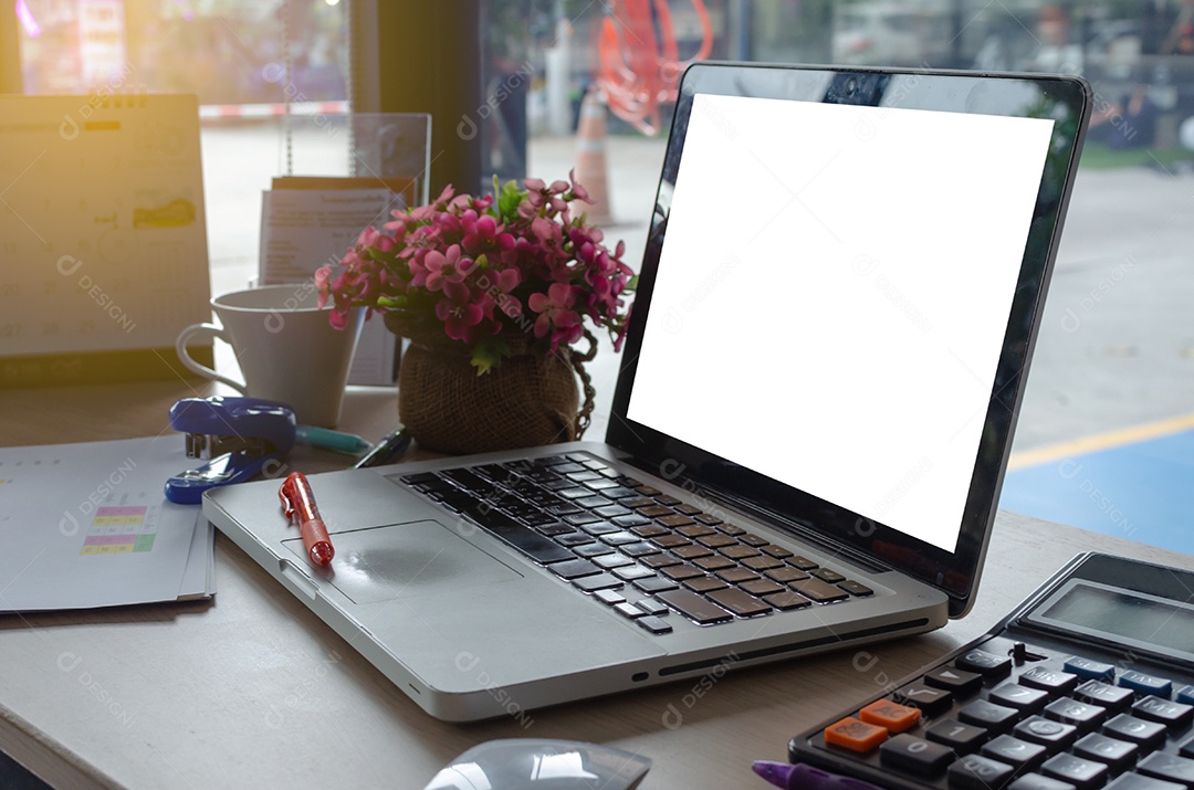 Laptop de maquete e gráfico com tela branca em branco na mesa