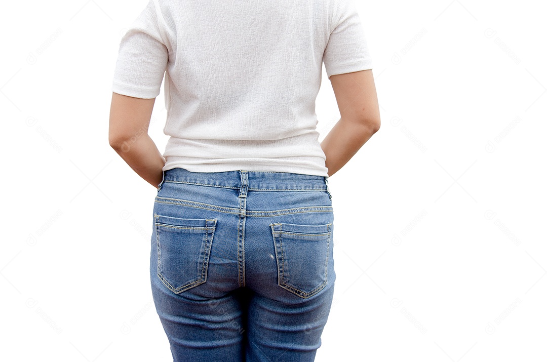 Mulheres vestindo jeans nas costas no fundo branco.