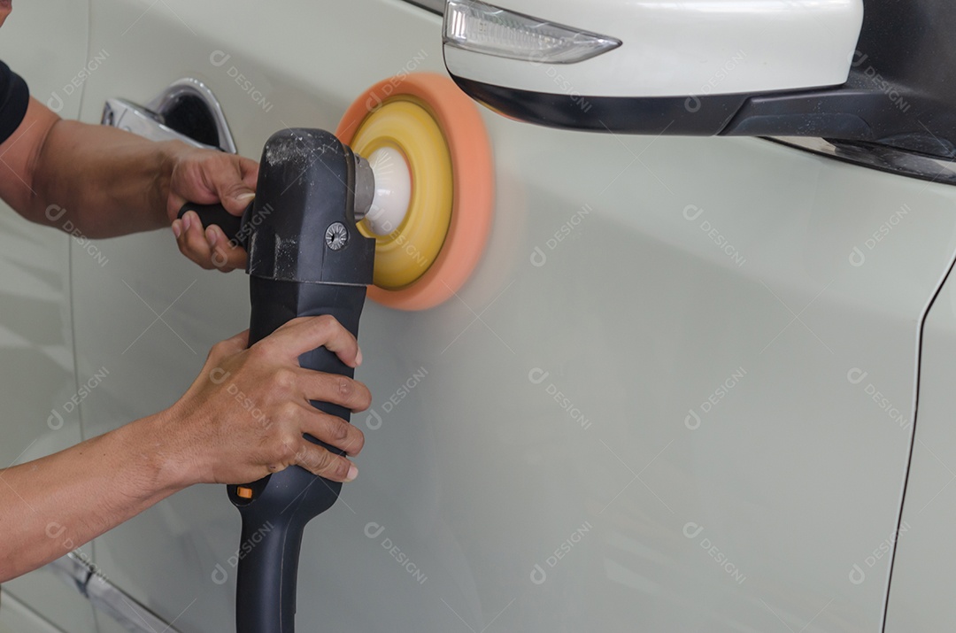 Homem trabalhando para polir, revestir carros. polimento do carro.