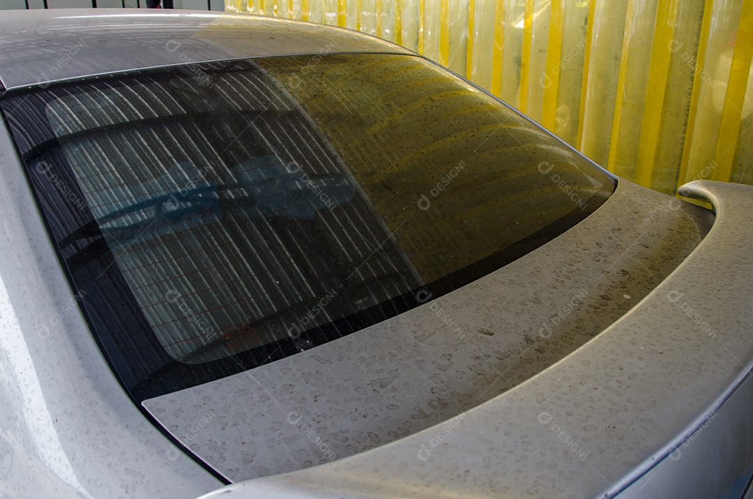 Carro sujo, espelho traseiro do carro sujo