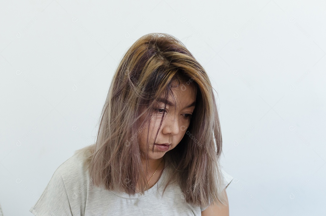 Mulher asiática parece sombria