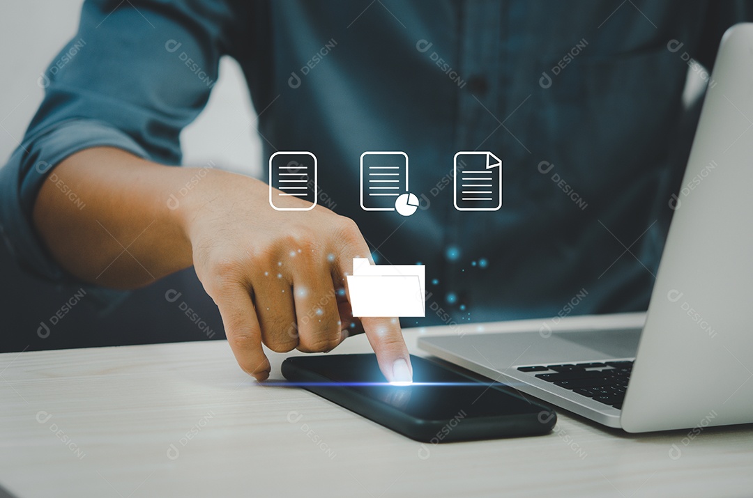 Empresário tocando em ícones na tela virtual Enterprise Resou