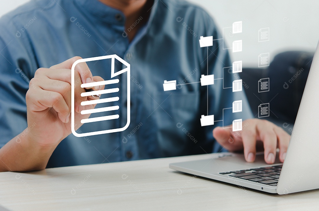 Empresário tocando em ícones na tela virtual enterprise