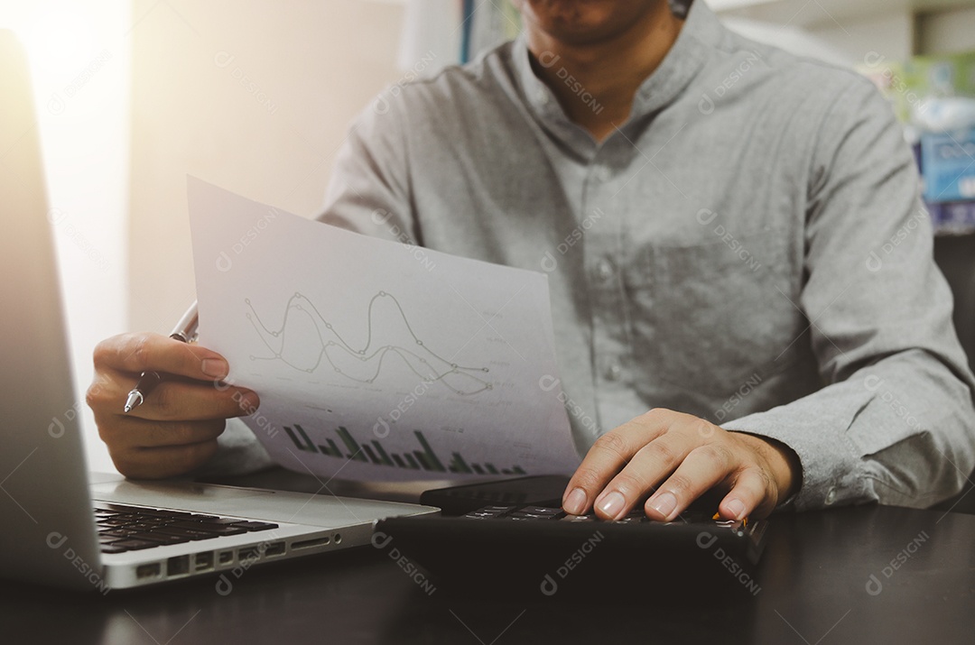 Homem de negócios usando calculadora em uma mesa. Finanças empresariais, impostos