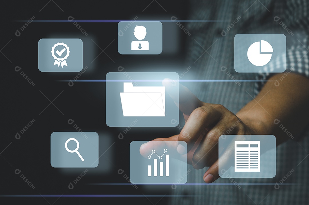 Empresário tocando em ícones na tela virtual