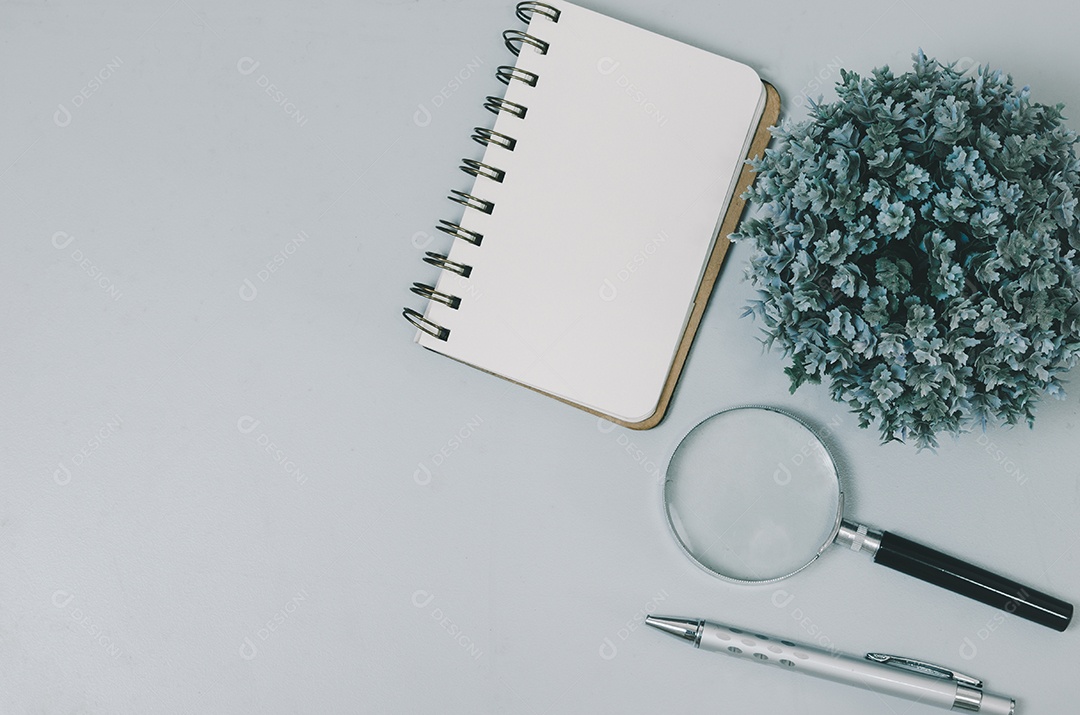 Caderno em branco de vista superior e caneta de lupa no espaço de cópia