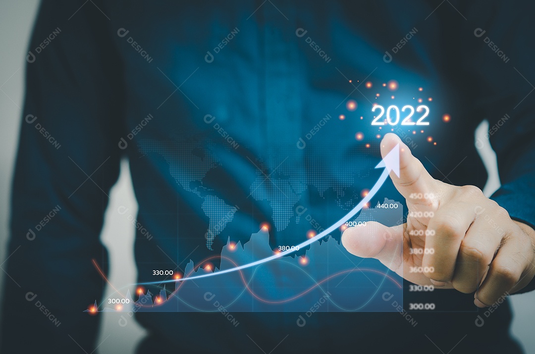 Empresário toca setas e gráficos em uma tela virtual.