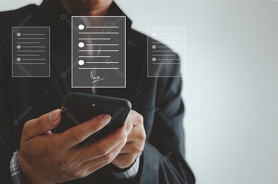 Empresário segurando documento de assinatura digital de negócios de smartphone