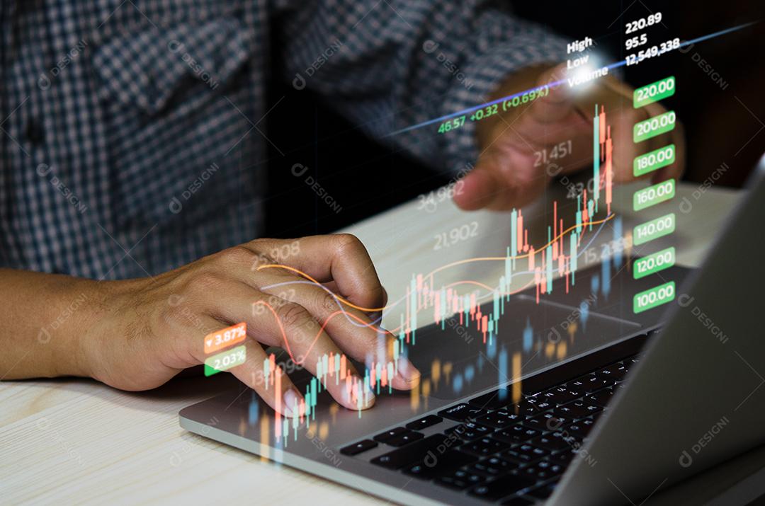 Negócio de gráfico do mercado de ações usando um computador