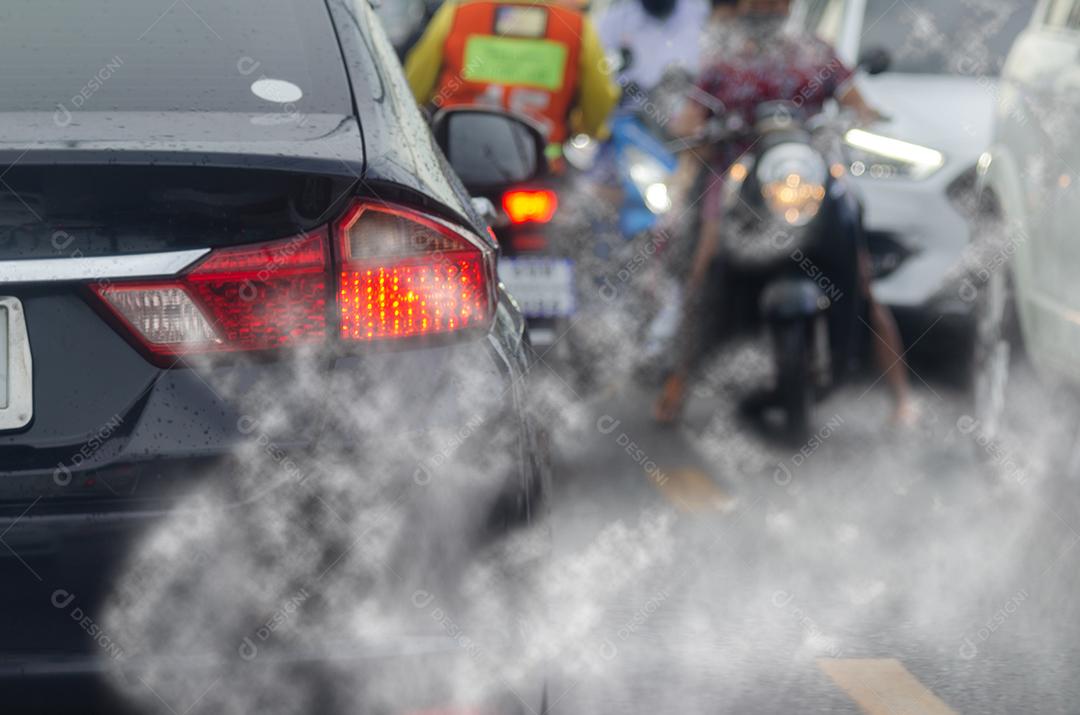 Poluição por fumaça escape do carro, engarrafamentos nas estradas na hora do rush.