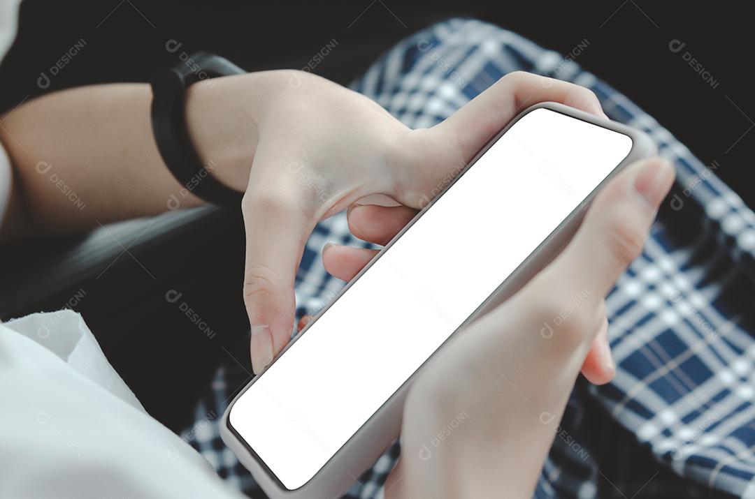 Mão de mulher segurando um telefone celular na cabine do carro.
