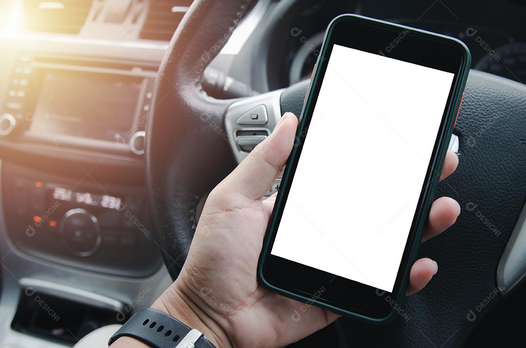 Mão masculina segurando um telefone celular na cabine do carro