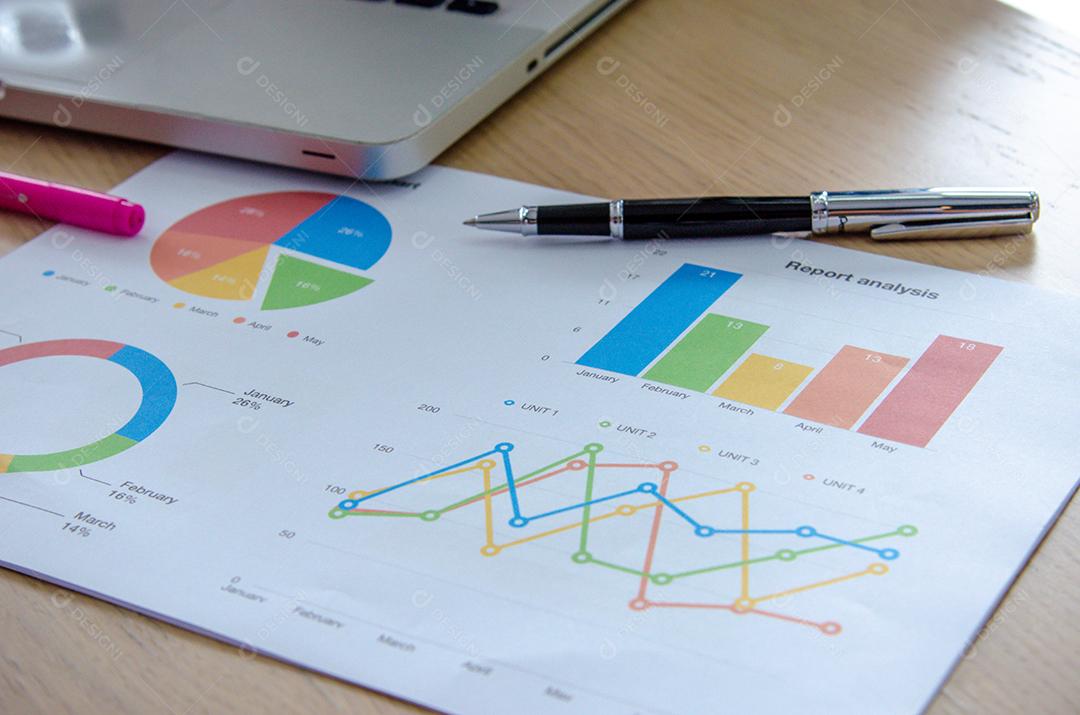 Documentos de negócios, gráficos em mesas e computadores