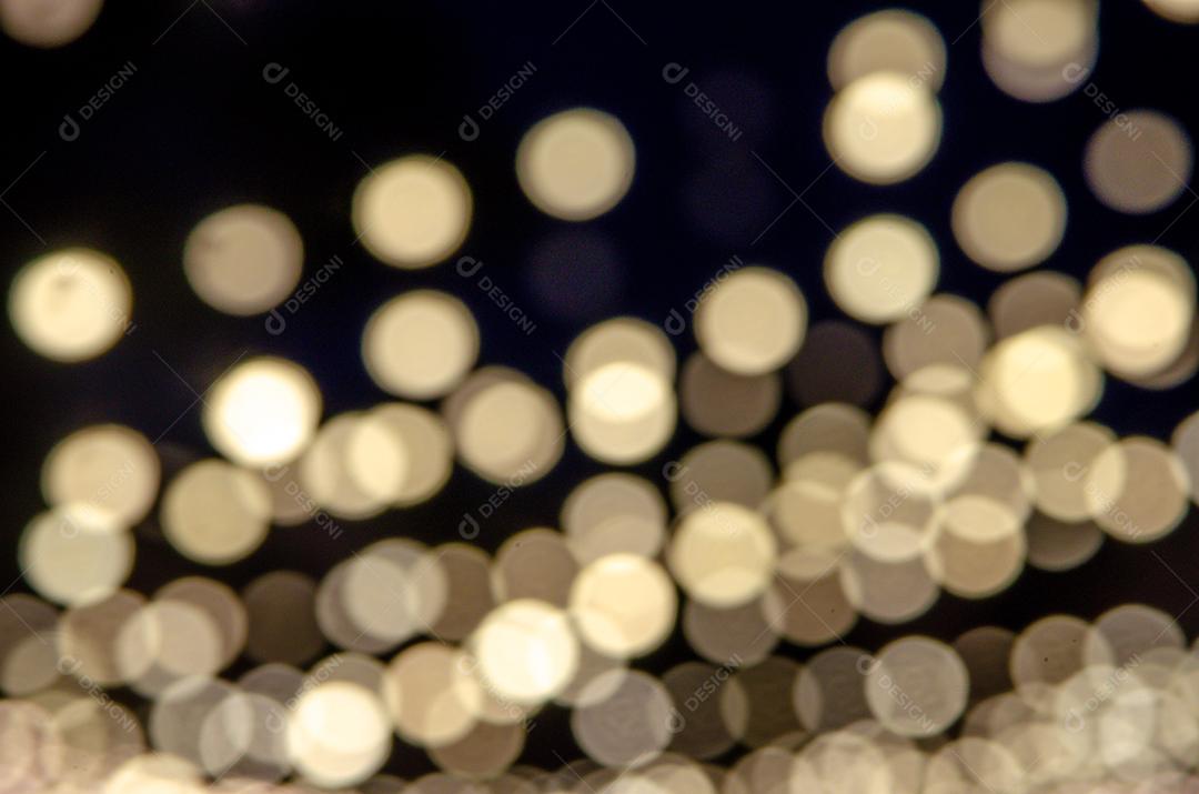 Luz sobre fundo dourado.