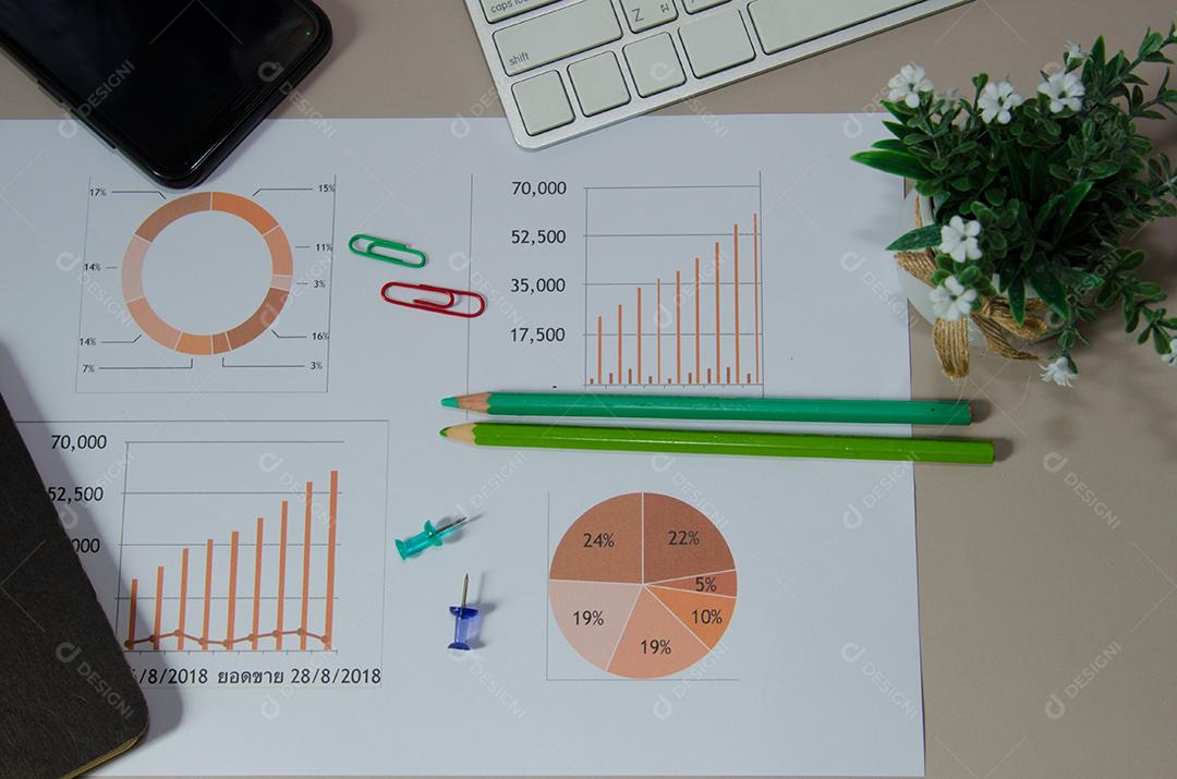 Documento de negócios e gráfico financeiros.