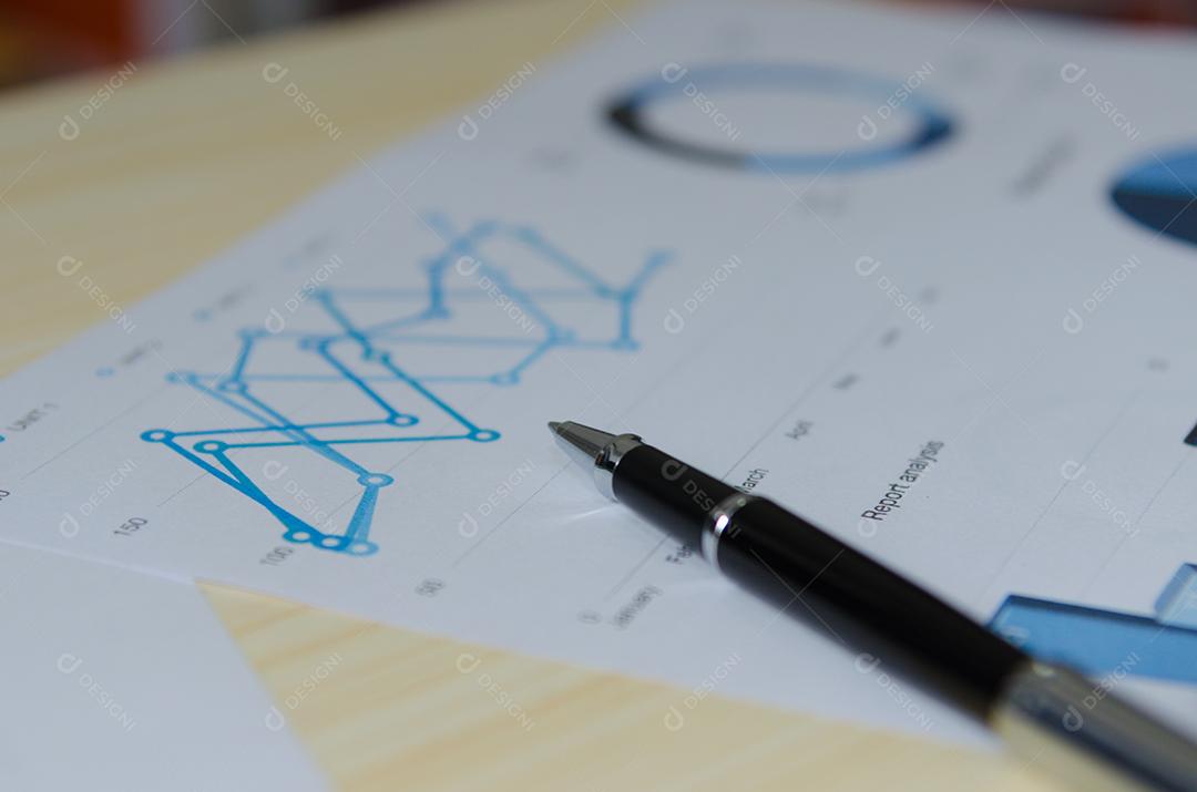 Documentos de negócios gráficos financeiros, análise estatística na mesa.