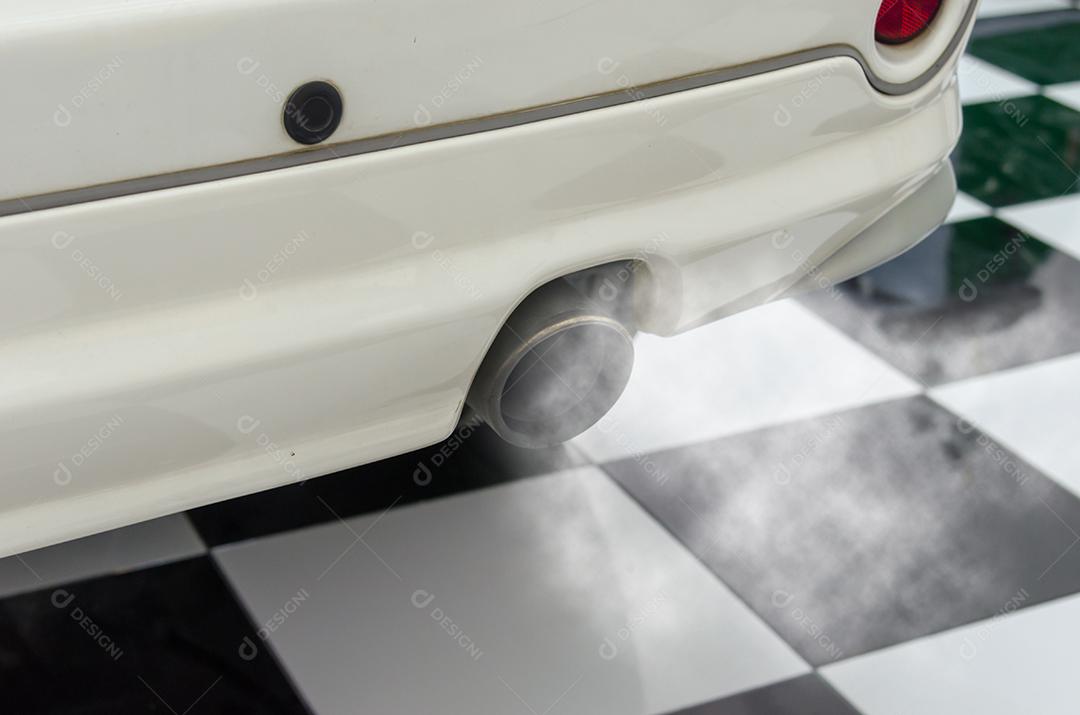 Fumaça de escape do carro
