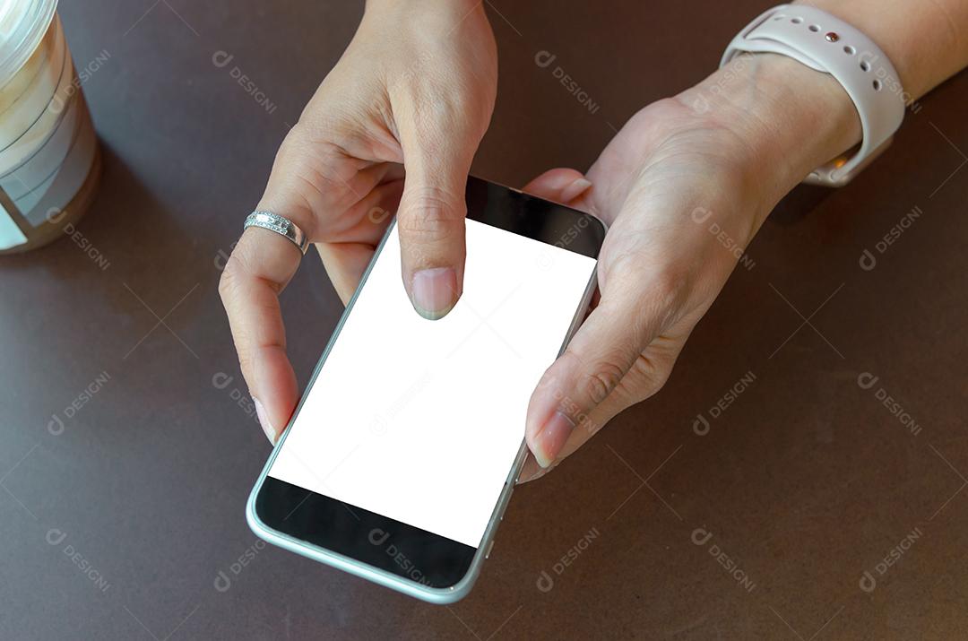 Mulher com telefone celular