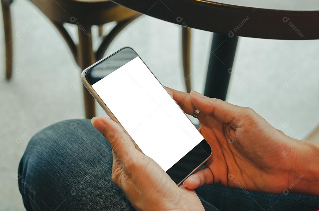 Mulher com telefone celular