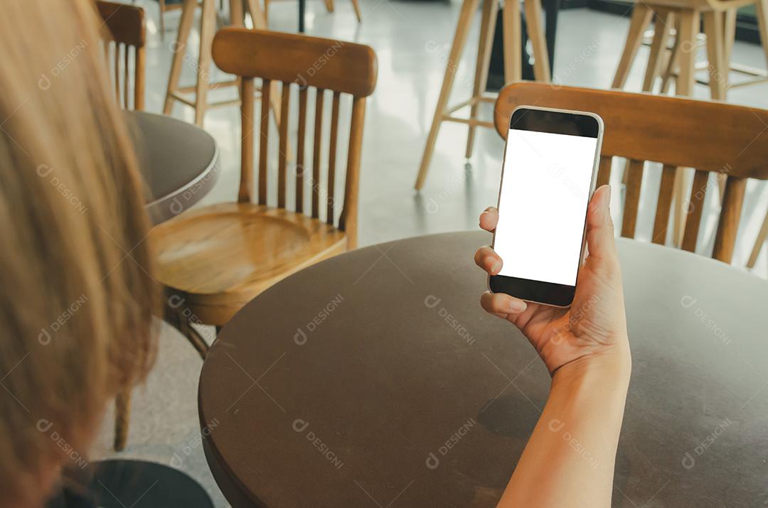 Mulher com telefone celular