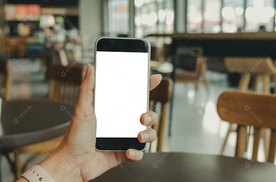 Mulher com telefone celular