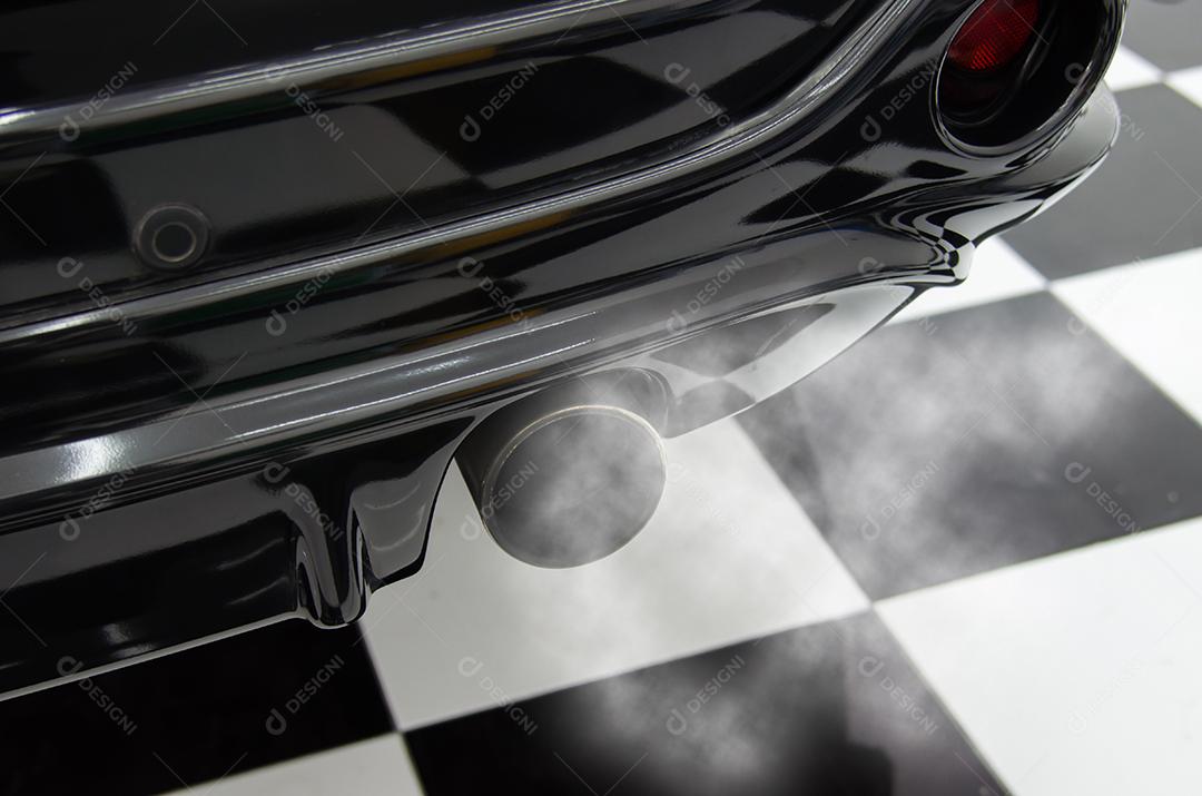 Escape do carro ao deixar um fumo.