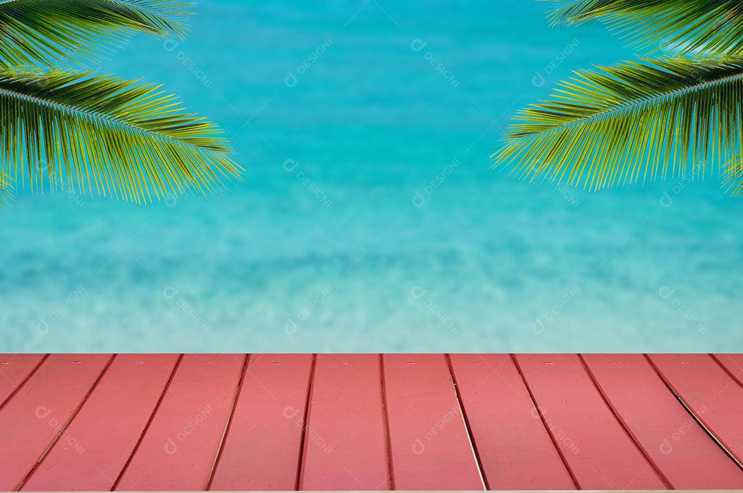 Mesa de madeira mar e praia