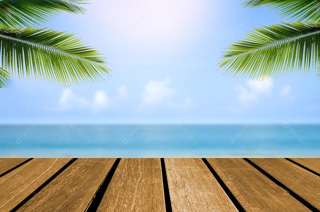 Mesa de madeira, mar e praia.