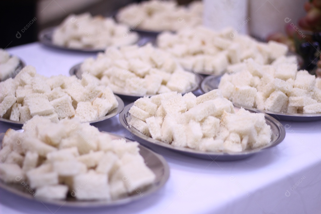 Pães cortados em cubos pequenos para Santa ceia