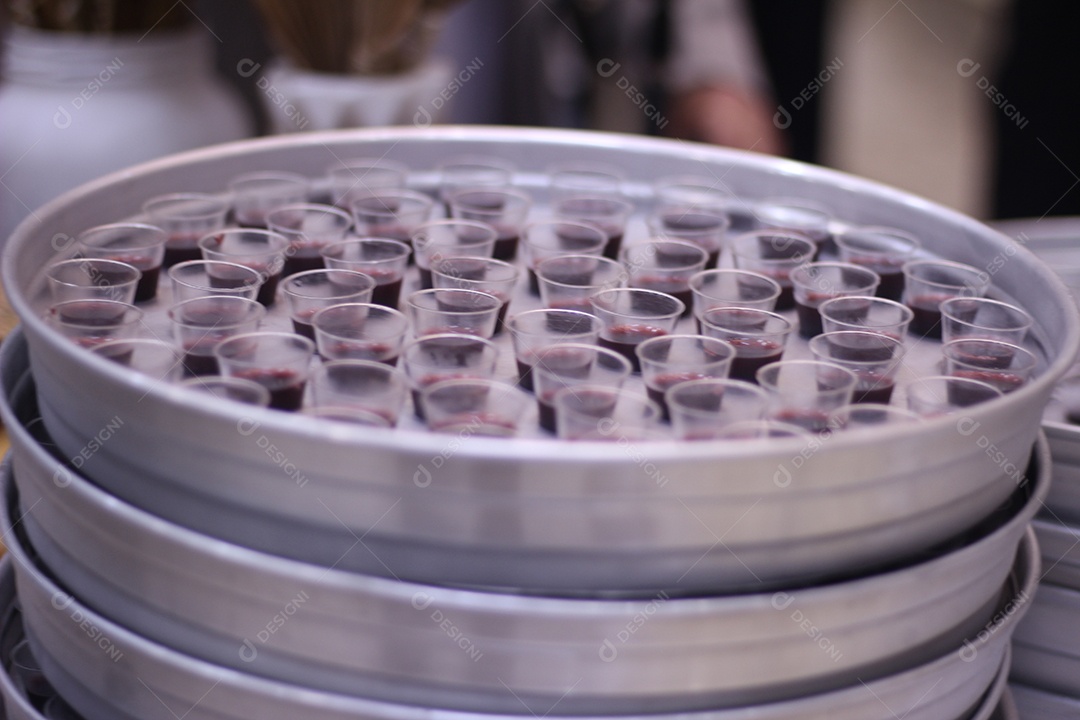 Bandeja para santa ceia com vários copinhos servidos de vinho