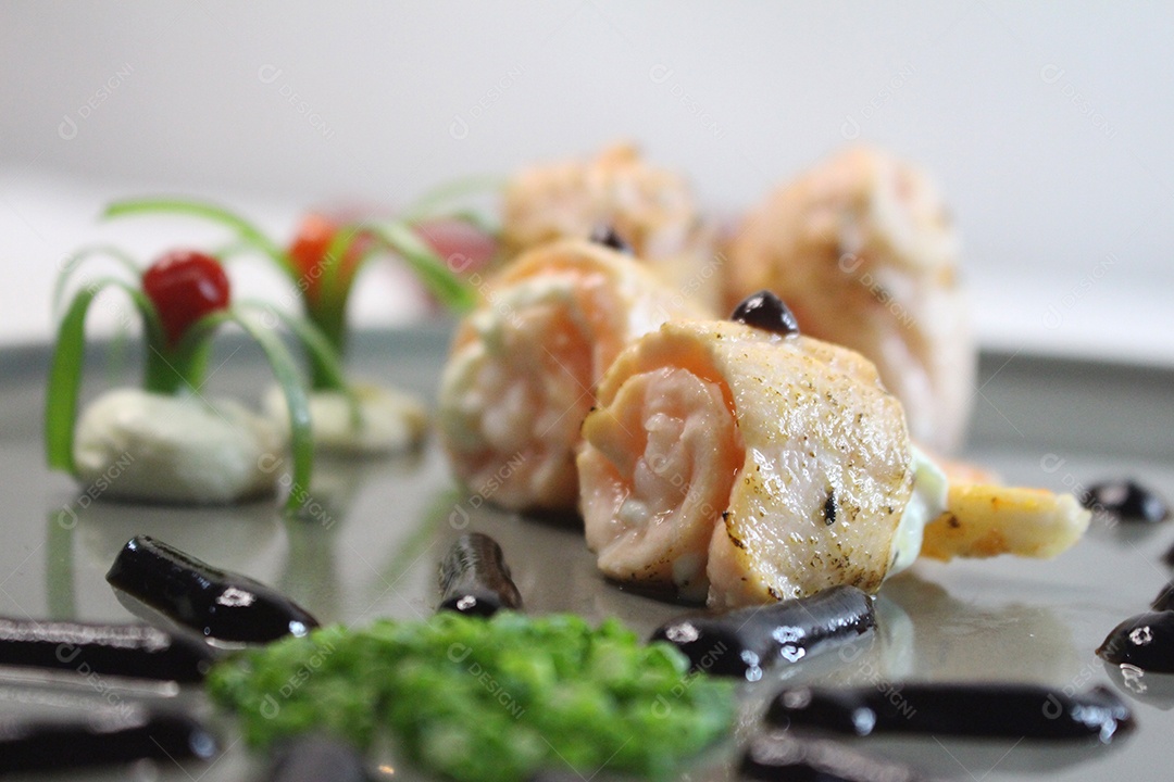 Bandeja prata com comida japonesa