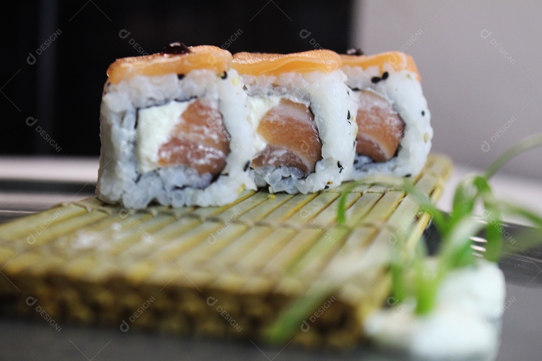 Deliciosos sushi comida japonesa em fundo desfocado