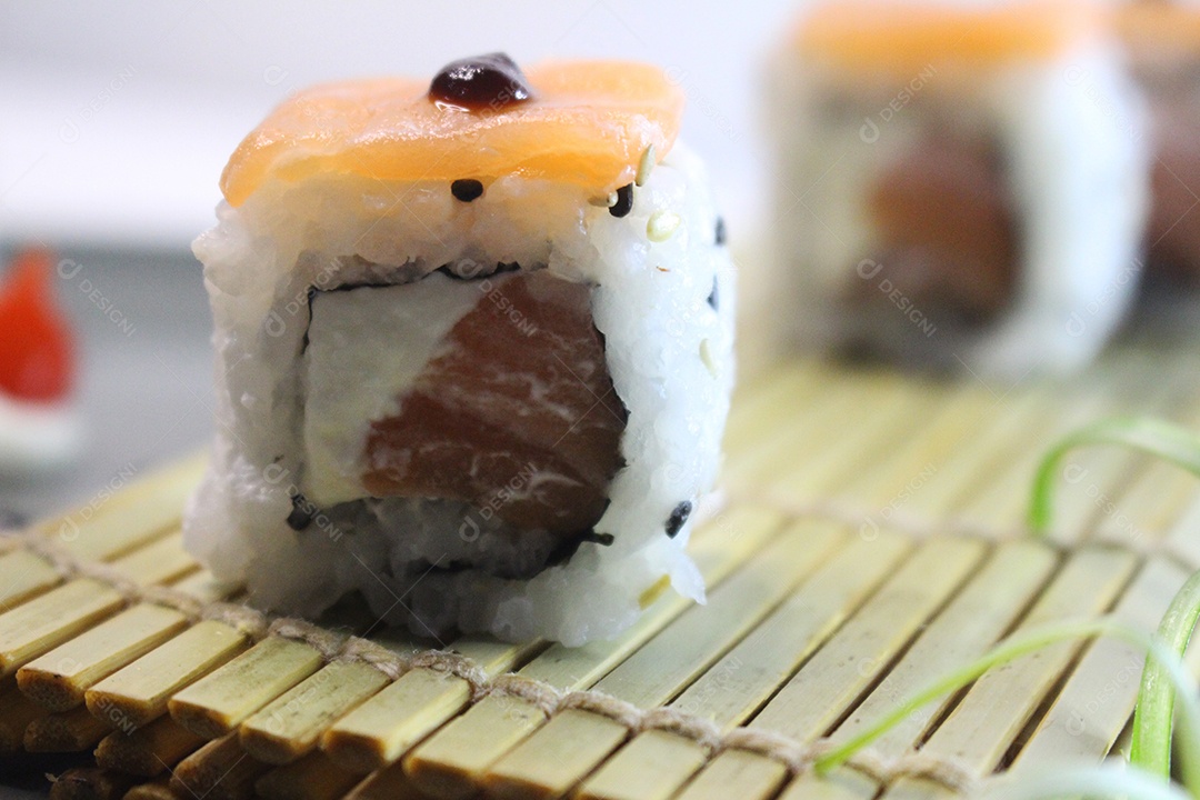 Deliciosos sushi comida japonesa em fundo desfocado