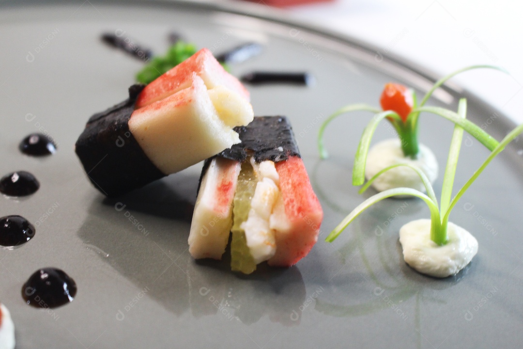 Sushi, cozinha tradicional japonesa. Vários sushi delicioso no prato decorado com gotas de molho