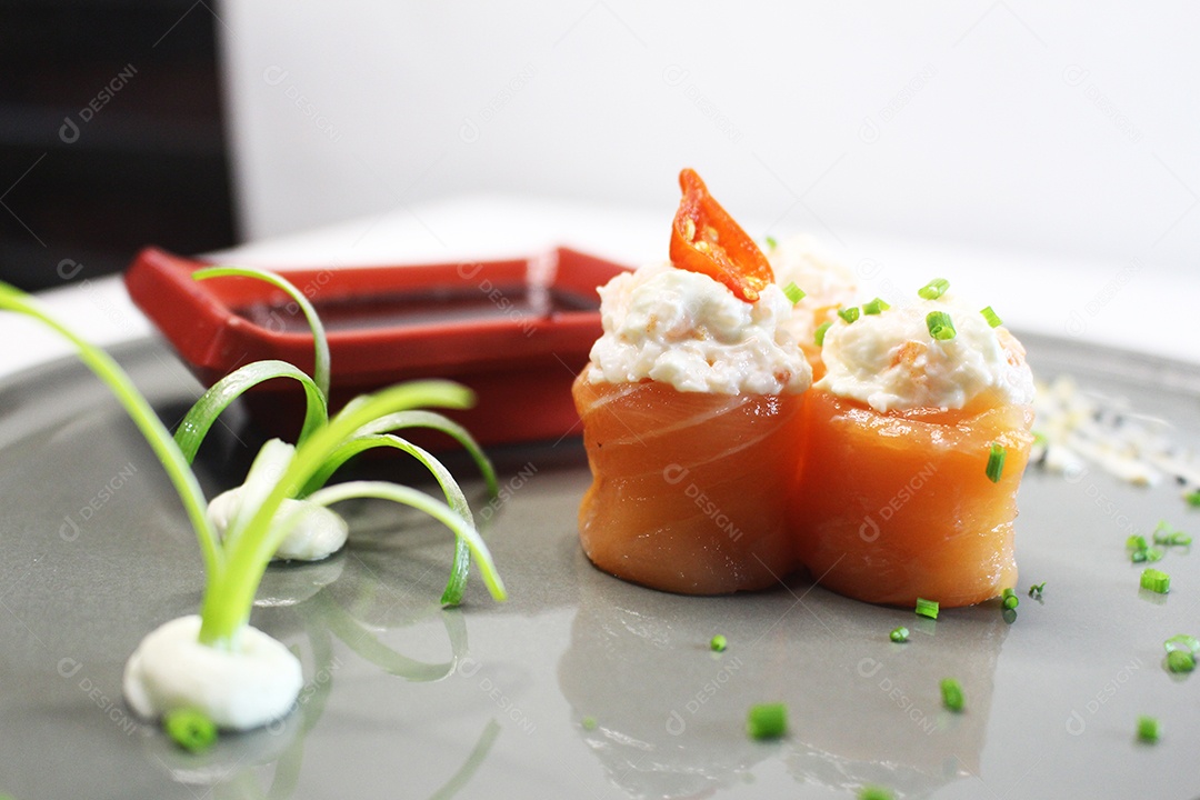 Sushi, cozinha tradicional japonesa. Vários sushi delicioso no prato decorado, fundo branco