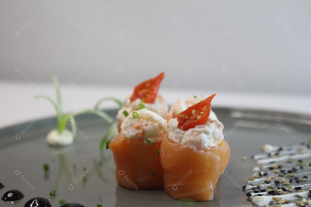 Sushi, cozinha tradicional japonesa. Vários sushi delicioso no prato decorado,