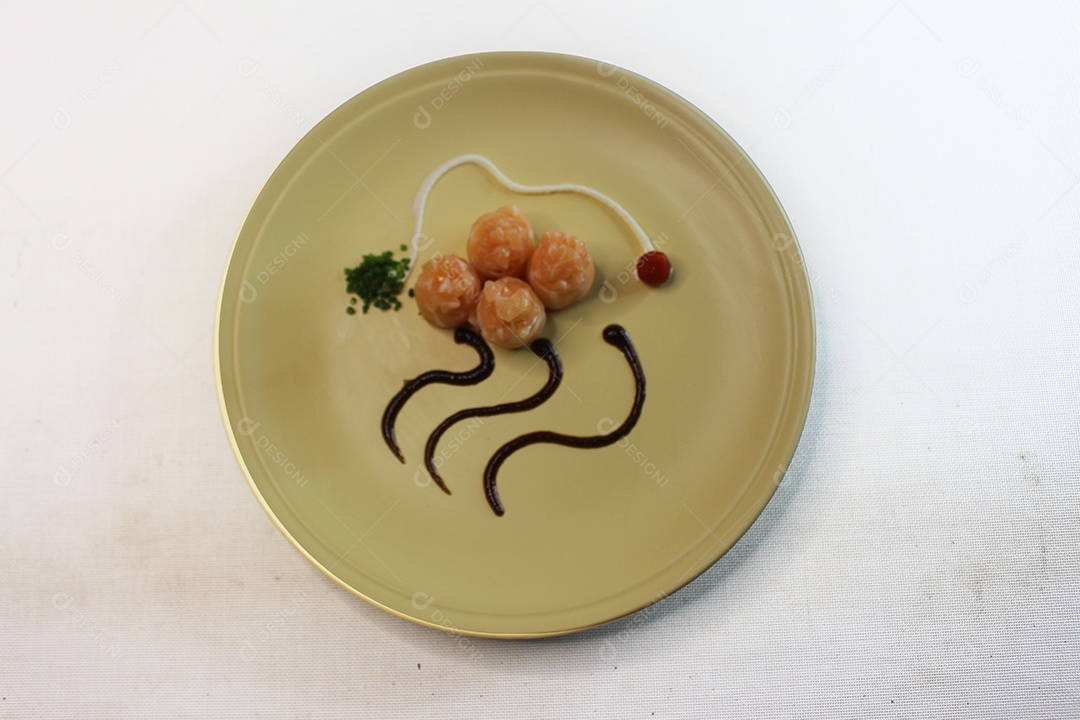 Fotografia de prato branco com comida japonesa