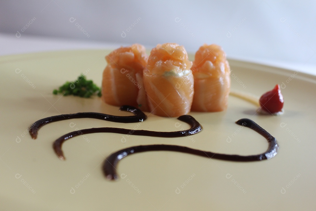 Bandeja prata com comida japonesa