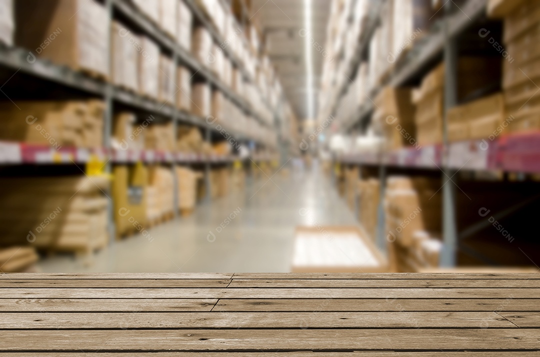 Armazém de mesa de madeira vazio