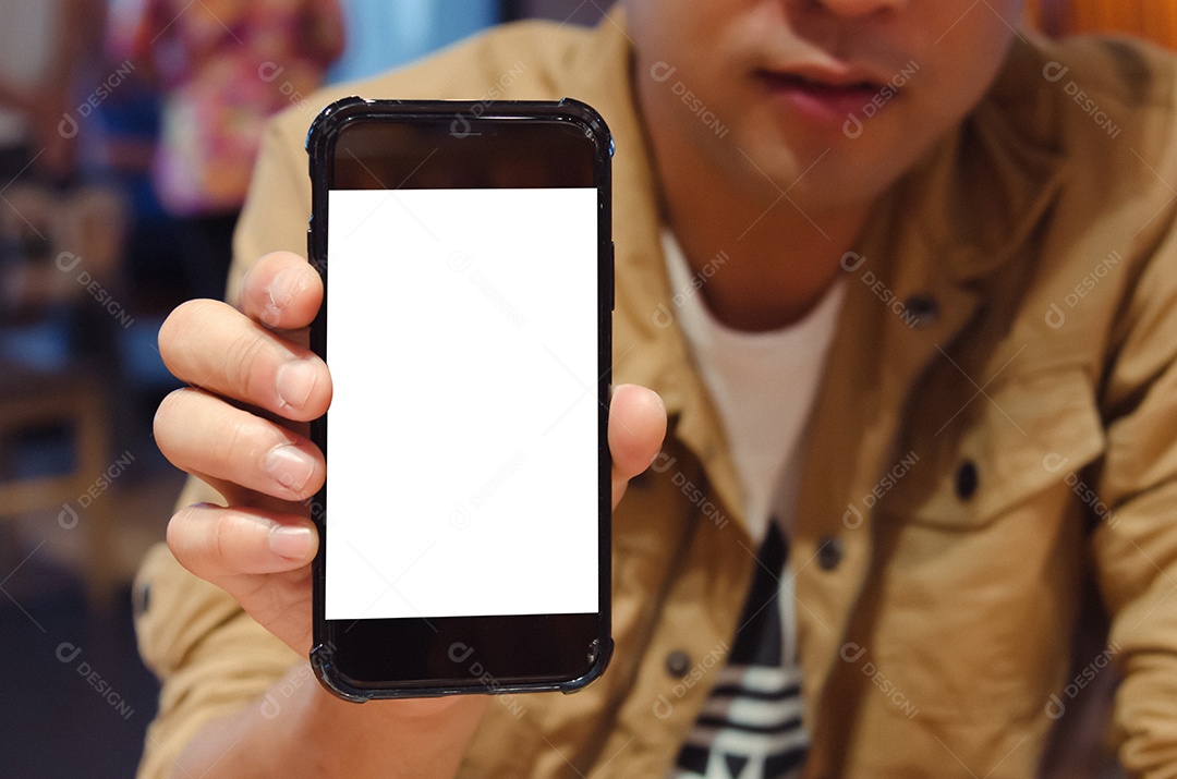 Mão de maquete segurando o celular com tela em branco.