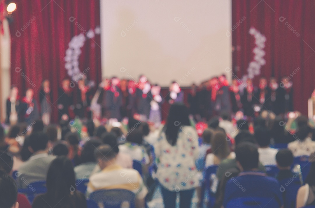Imagem desfocada de pessoas  na sala de reuniões usadas como fundo, conceito de negócios