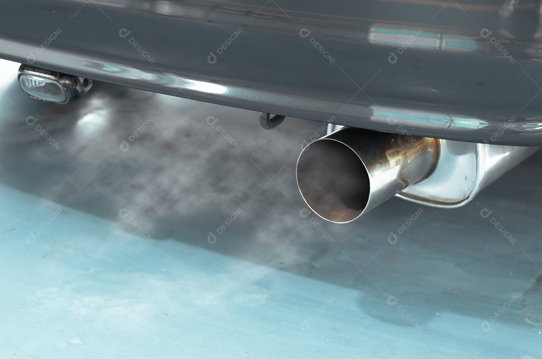 fumaça de escape do carro