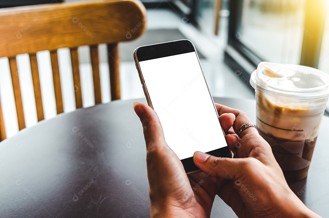mãos femininas segurando tela de espaço de cópia de celular para sua mensagem de texto de publicidade