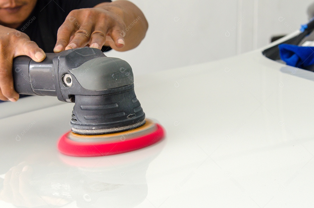 Polimento de detalhes da pintura do carro